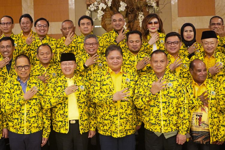 Ketua Umum Partai Golkar Airlangga Hartarto bersama 38 Ketua DPD 1 dari seluruh Indonesia