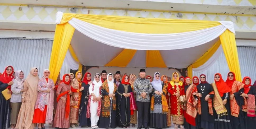 Gubernur Rohidin Mersyah bersama sang Istri Derta Rohidin menghadiri kegiatan Halal Bihalal yang digelar Keluarga Besar Himpunan Keluarga Manna (HIKMA) di Sport Center Bengkulu pada Minggu (28/4/2024). (Foto: Lentera/MC)