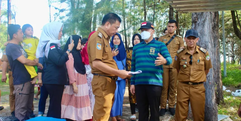 Gubernur Rohidin Mersyah bersama Kadis Pariwisata Provinsi Bengkulu Murlin Hanizar dan didampingi OPD terkait meninjau langsung titik pembangunan awning zona 1 di Pantai Panjang. (Foto: Lentera/MC)