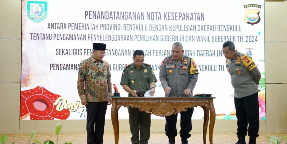 Penandatanganan NPHD Hibah Anggaran Pengamanan Pilkada Gubernur dan Wakil Gubernur Bengkulu 2024, oleh Gubernur Rohidin Mersyah dan Kapolda Bengkulu Irjen Pol. Armed Wijaya di Balai Raya Semarak pada Selasa (30/4/2024). (Foto: Lentera/MC)
