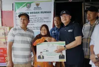 Gubernur Rohidin Mersyah menyalurkan tali asih bedah rumah kepada dua keluarga di Jl. Merawan 7 RT. 27 Kelurahan Sawah Lebar Lama, Kecamatan Ratu Samban, Kota Bengkulu, Selasa (14/5/2024). (Foto: Lentera)