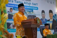 Gubernur Rohidin Mersyah melepas Kelompok Terbang (Kloter) pertama Jamaah Calon Haji (JCH) Provinsi Bengkulu yang berasal dari Kabupaten Bengkulu Tengah dan Kota Bengkulu, di Aula Asrama Haji Bengkulu, Selasa (14/5) kemarin. (Foto: Lentera/MC)