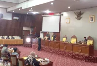 Rapat Paripurna ke 5 masa persidangan ke-II tahun sidang 2024 dengan agenda 'Penyampaian Nota Penjelasan Gubernur atas Raperda tentang Pertanggungjawaban Pelaksanaan APBD Provinsi Bengkulu tahun Anggaran 2023 (Sisa Perhitungan) dan Penyampaian penjelasan Rancangan Perda RPJPD tahun 2025-2045' di Ruang Paripurna DPRD Provinsi Bengkulu, Rabu (19/06/24). (Foto: Lentera)